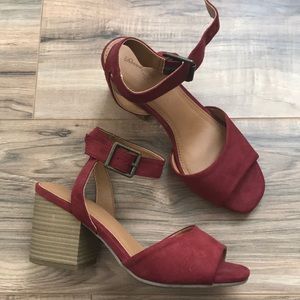 Universal thread Red block heel sandal